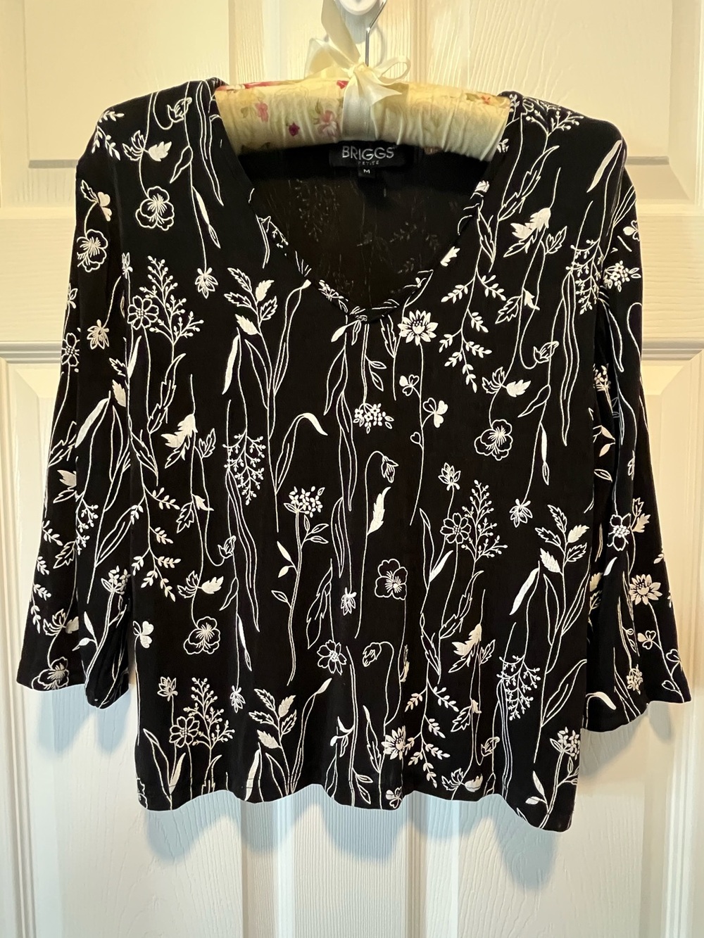 Briggs Floral Blouse 
Size: Medium Petite 
Color: Black & White